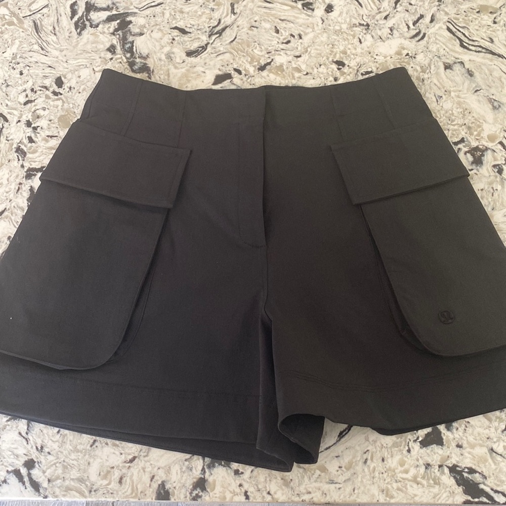 Lululemon relaxed fit SHR cargo short 4” black size 8